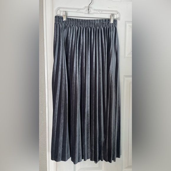Velvet pleated skirt. - Picture 1 of 3